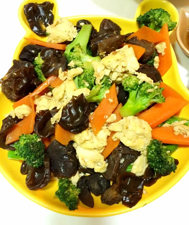 Broccoli Mushroom Carrot Egg Stir Fry