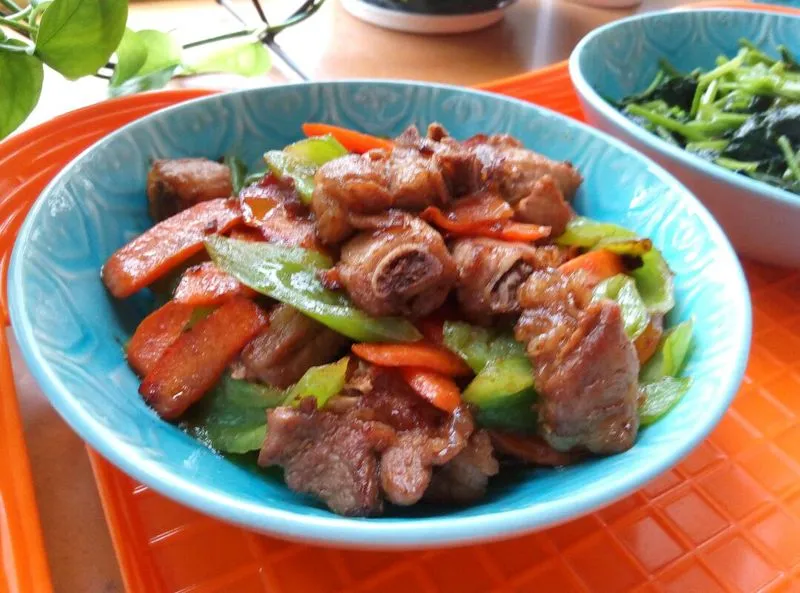 Green Pepper and Carrot Stir-Fried Pork Ribs