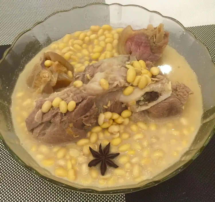 Stewed Yellow Bean with Pork Elbow