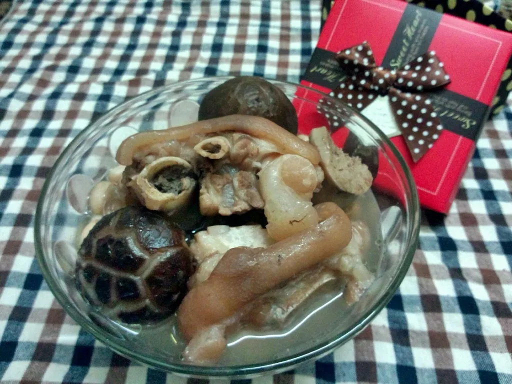 Zuppa di piedi di maiale con arachidi