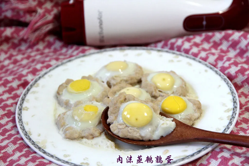 Oeufs de caille vapeur au porc haché
