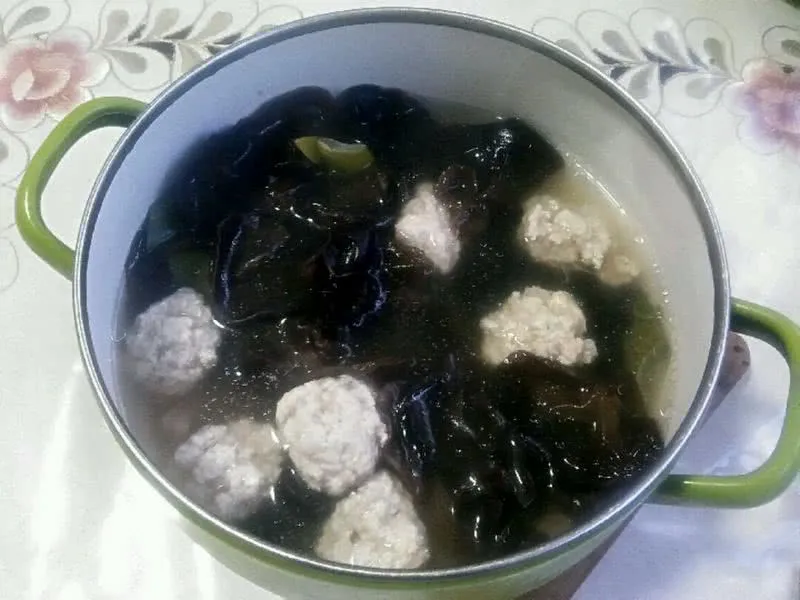 Black Fungus and Meatball Soup
