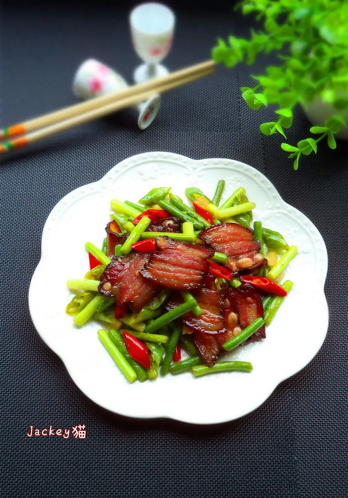 Pousses d'ail sautées au porc cuit