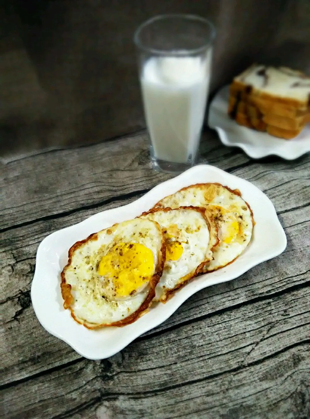 Breakfast Fried Eggs with Lotus Leaf Buns