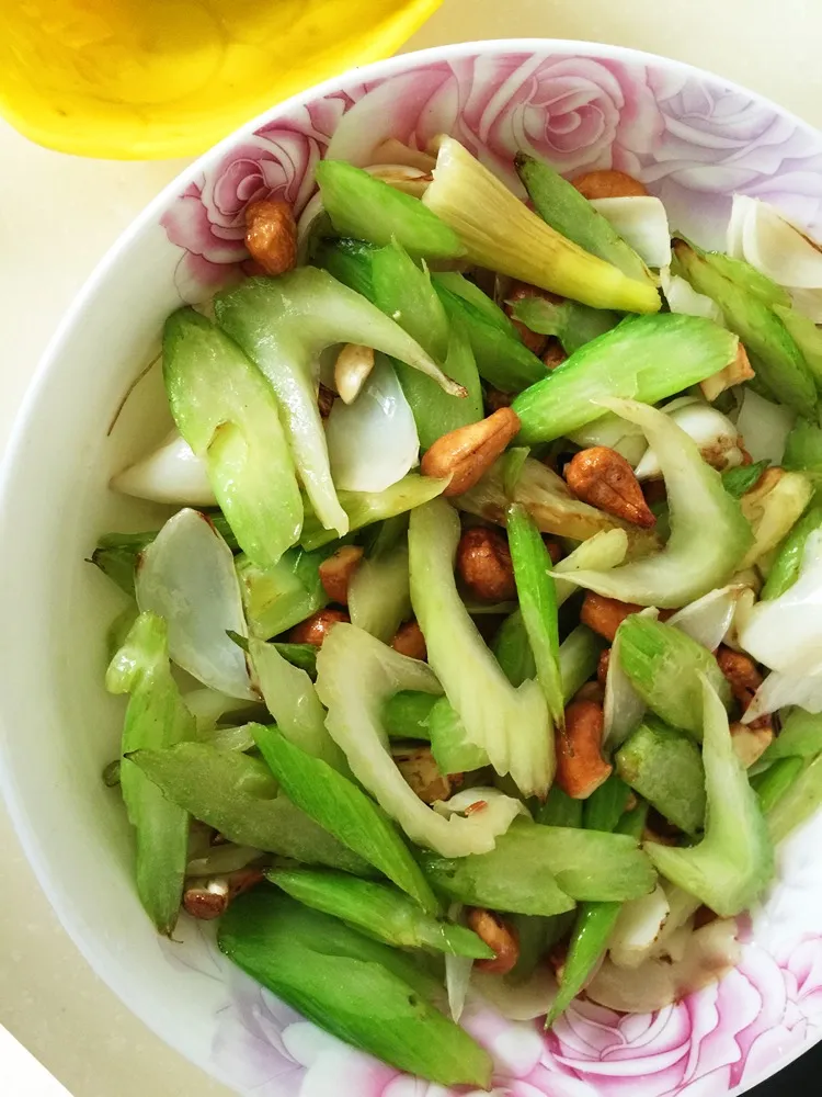 Stir-fried Celery and Lily Bulb with Cashew Nuts