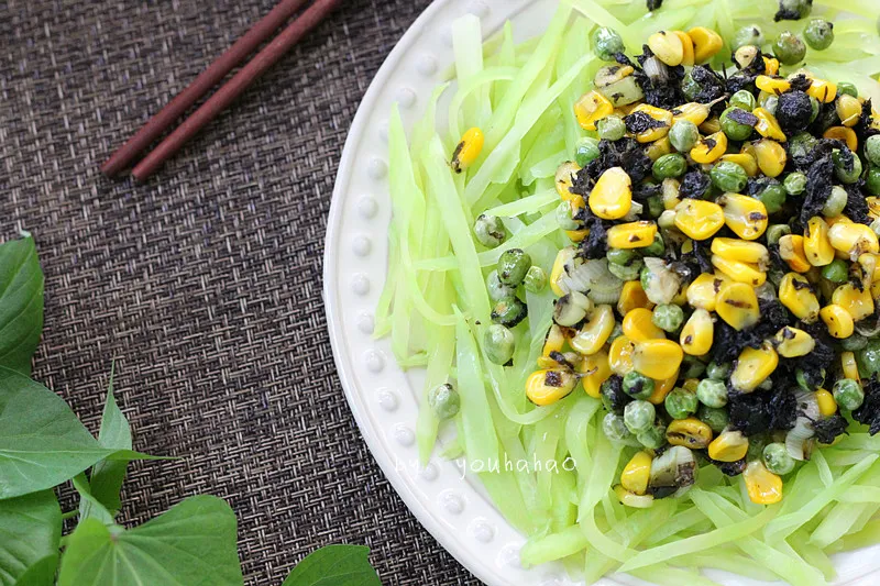 Olive Vegetable and Lettuce Salad